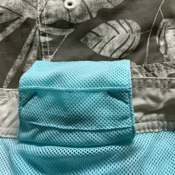 Tommy Bahama Men’s Green and Cream Tropical Board Shorts - Picture 12 of 15